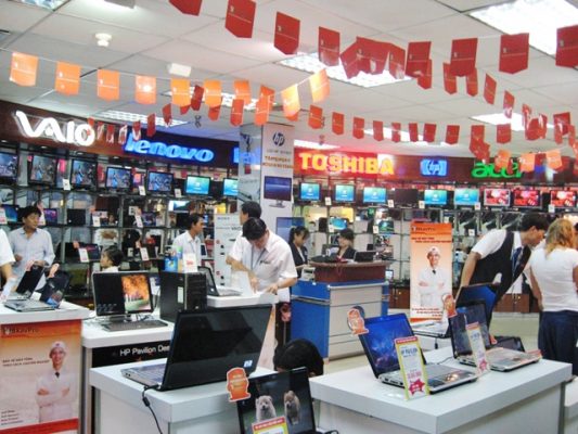 Rất nhiều mẫu Laptop được trưng bày tại Media Mart